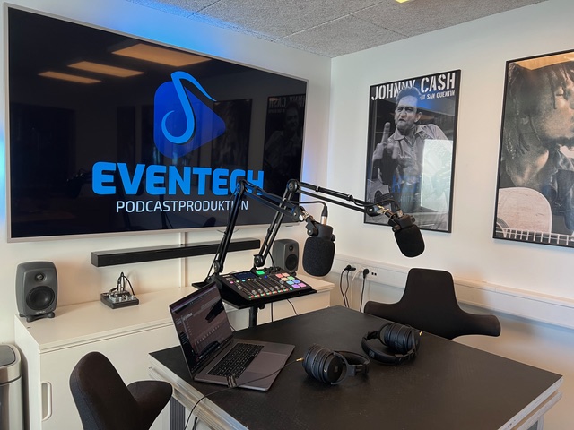 Podcastopstilling med mikrofonarme og hovedtelefoner