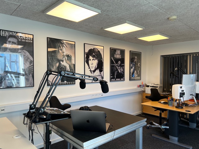 Studielokalet med optageborde og musikplakater
